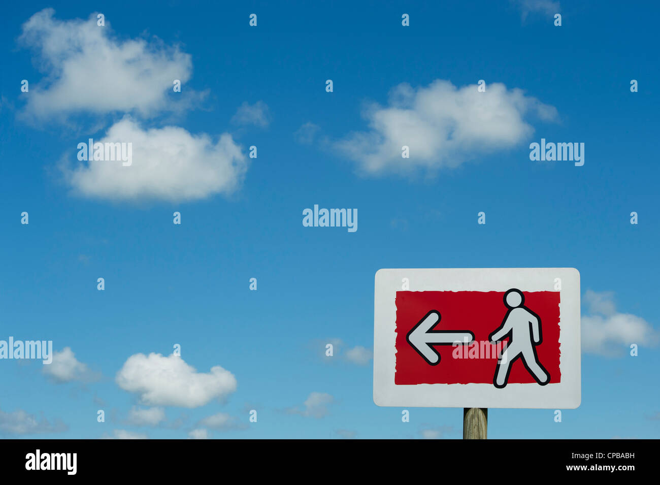 Rot zu Fuß Fußgängerzone Zeichen gegen ein strahlend blauer bewölkten Himmel Stockfoto