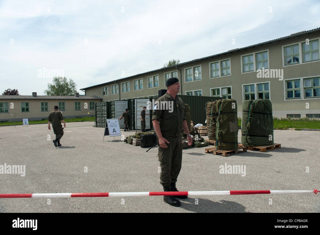 Mitglieder der EU-Battlegroup wartet darauf, dass österreichische Verteidigungsminister Norbert Darabos Stockfoto