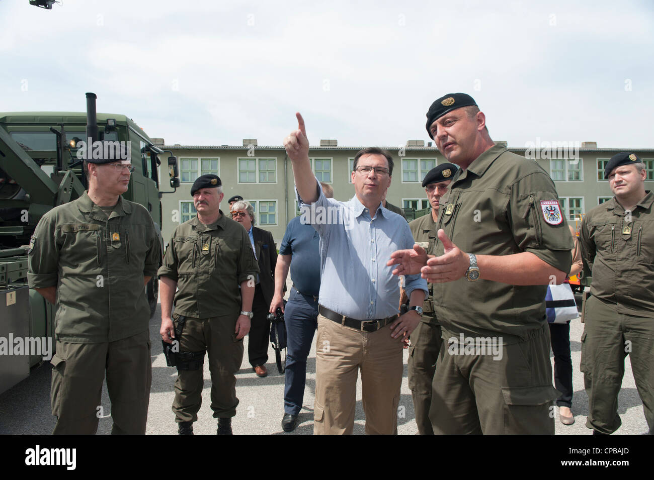 Österreichische Verteidigungsminister Norbert Darabos in Mautern militärische Traningcenter wo Stockfoto