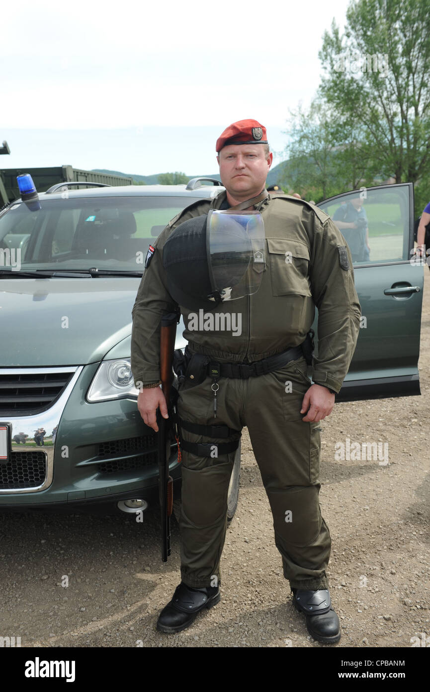 Eine österreichische Polizist von der EU-Battlegroup wartet auf den österreichischen Verteidigungsminister Norbert Darabos. Stockfoto