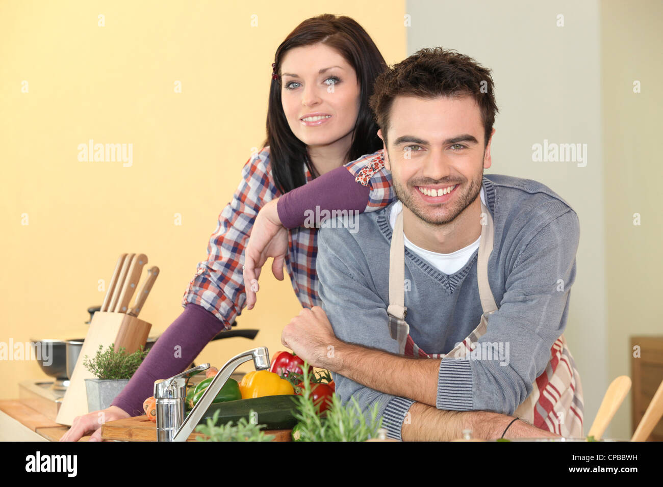 Paar gemeinsam eine Mahlzeit zuzubereiten Stockfoto