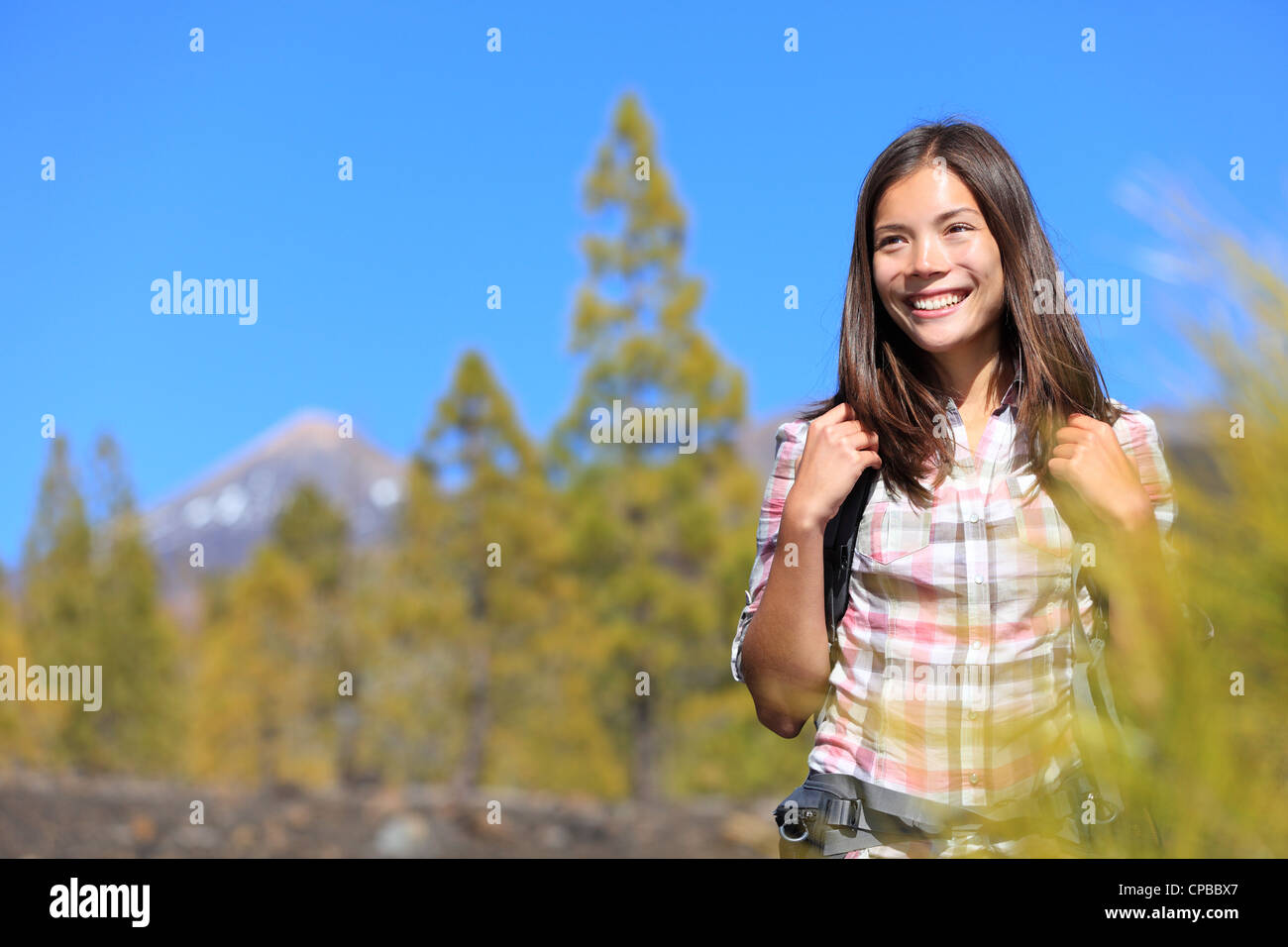 Schöne glückliche junge Mischlinge asiatische Chinesisch / Caucasian female Wanderer Wandern im Wald Stockfoto