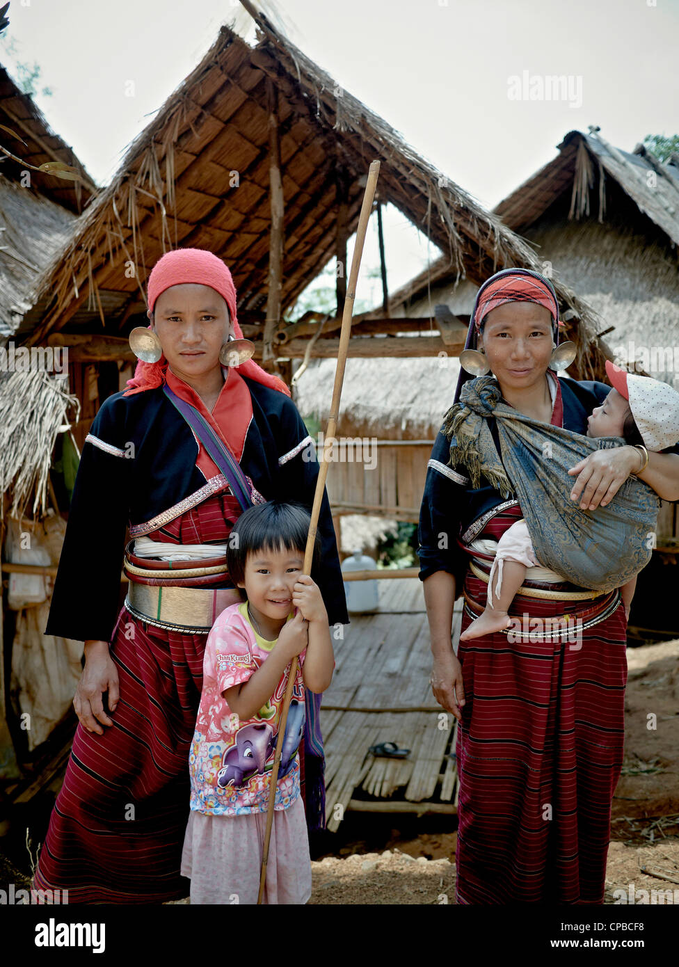 Pelong Hill Tribe (großer Ohrring) Frauen und Kinder der nördlichen Bergstämme Thailands. Chiang Mai. Ländliche Thailand Menschen S.E. Asien. Bergstämme Stockfoto