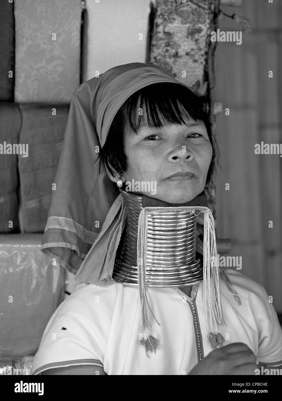 Lange Hals (Kayan) Hill Tribe Frau von Nord-thailand. Chiang Mai Provinz. Ländliche Thailand Menschen S.E. Asien. Bergstämme der Schwarz-Weiß-Fotografie Stockfoto