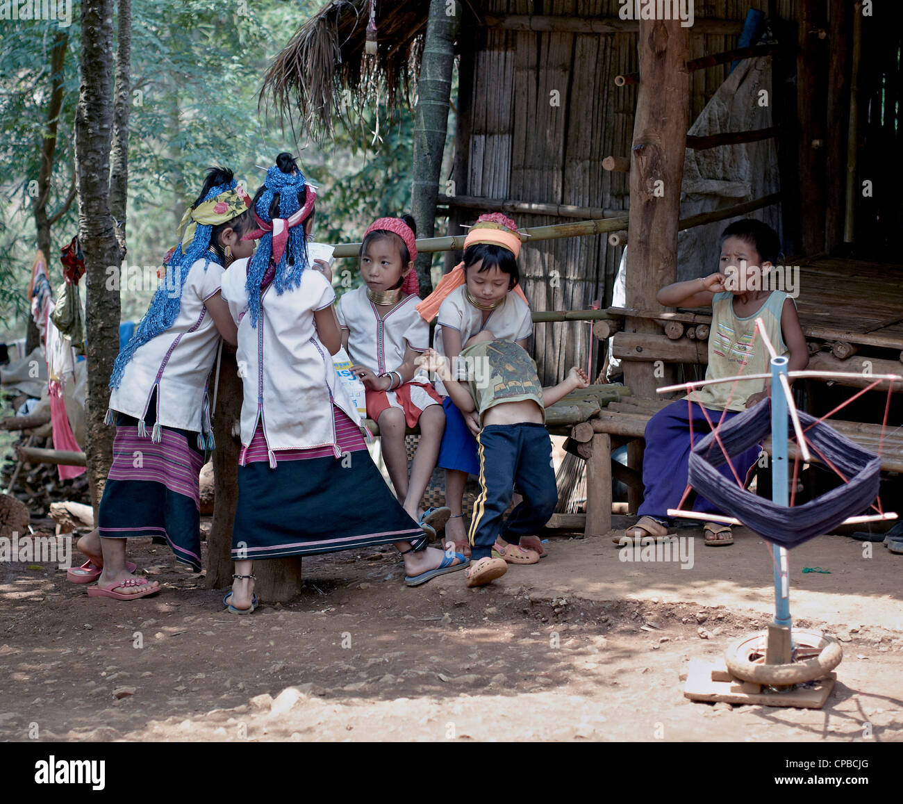 Lange Hals (Kayan) Hill Tribe Kinder im Norden von Thailand. Ländliche Thailand Menschen S.E. Asien. Bergstämme Stockfoto