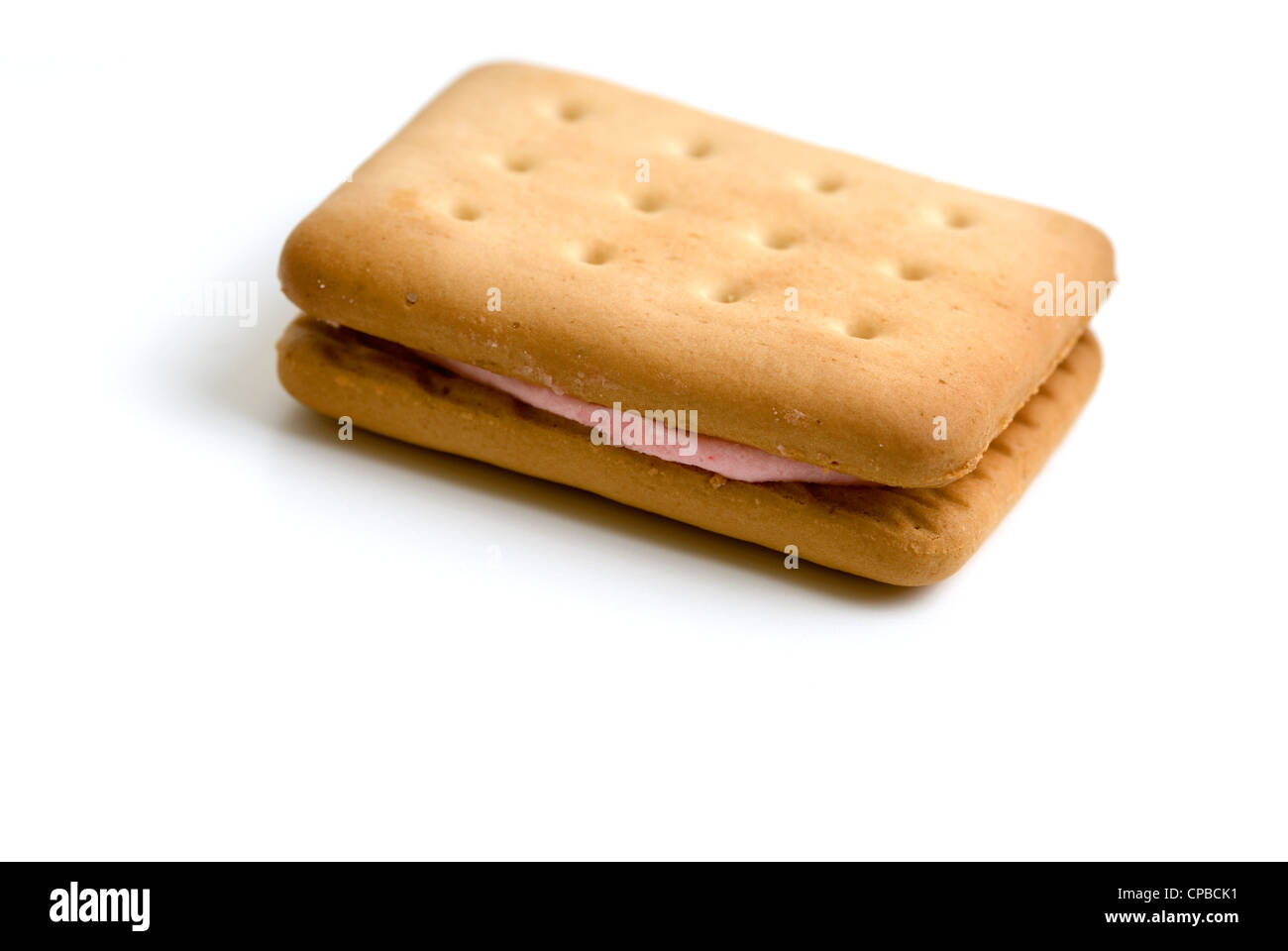 Isolierte Keks oder Cookie auf weißem Hintergrund mit Erdbeer-Füllung Stockfoto
