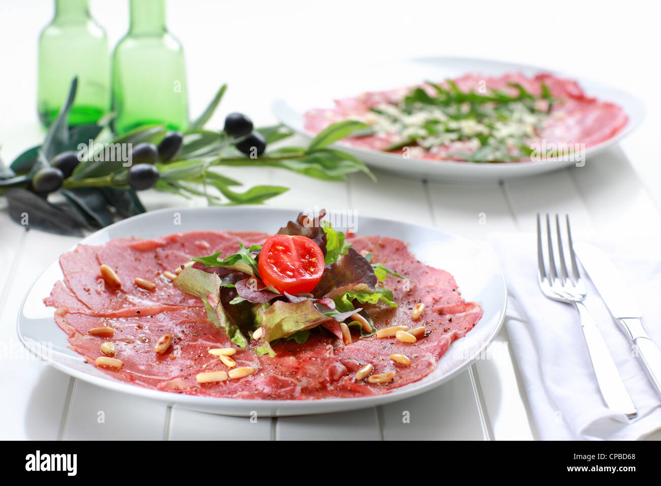 Köstliches Carpaccio mit Salat und Pinienkernen Stockfoto