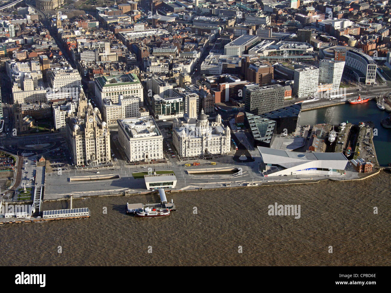 Luftaufnahme von Liverpool Waterfront mit Liver Building und neue Entwicklungen Stockfoto
