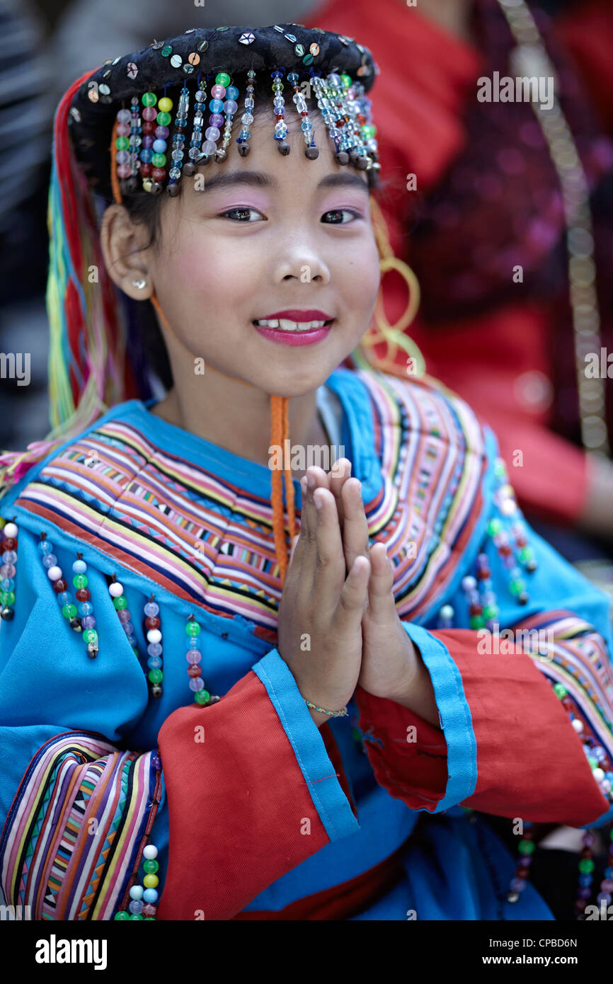 Lisu Thailand Kind. Thailand grüßt, bekannt als 'Wai', von einem Mädchen aus dem Stamm der nördlichen Lisu in traditioneller Tracht Stockfoto
