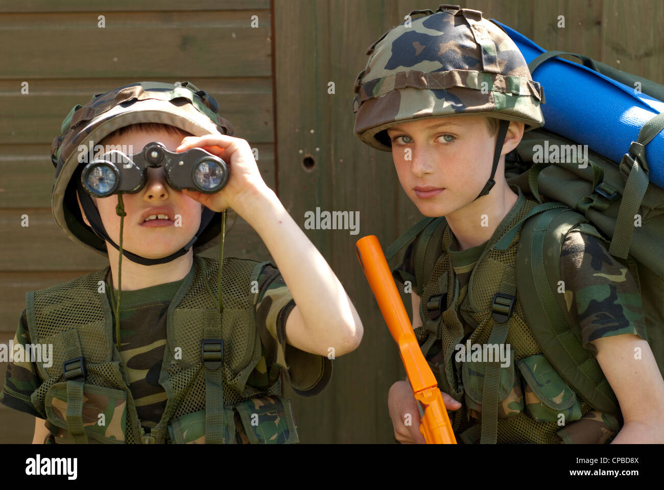 Jungs spielen Soldaten Stockfoto