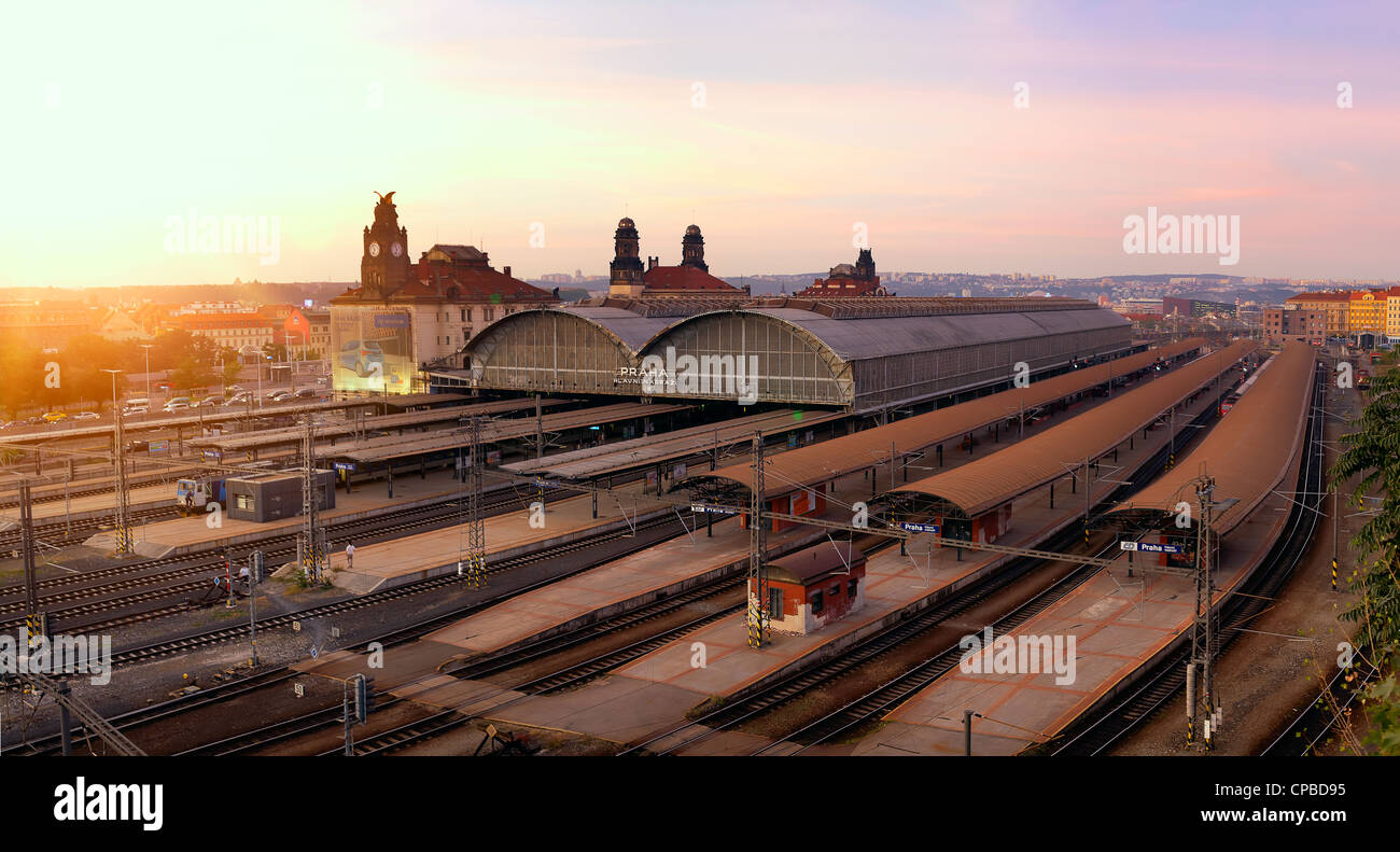 Das Ende des Tages und der Sonnenuntergang auf dem Bahnhof Stockfoto