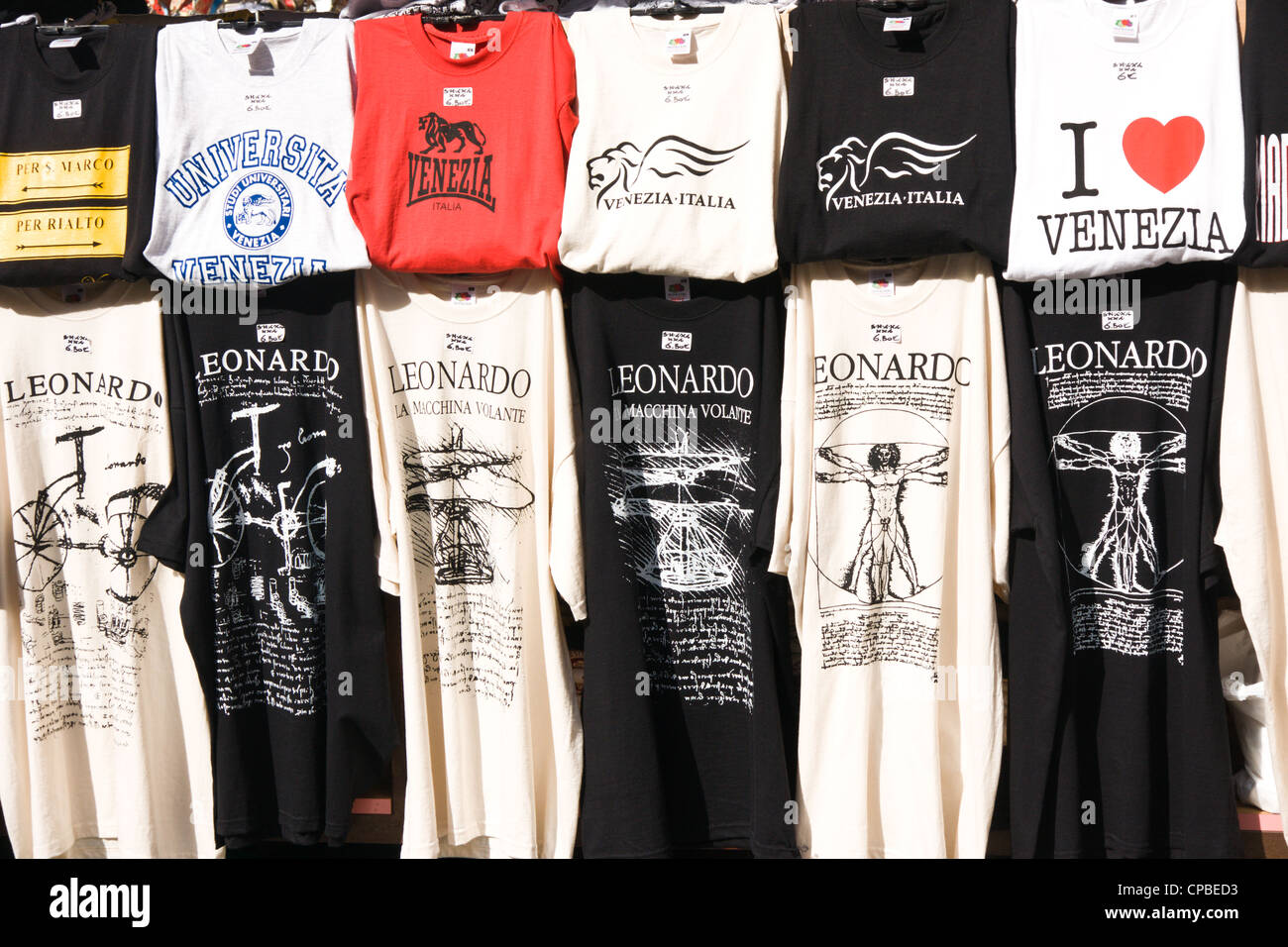 Souvenit T-shirts zum Verkauf in Venedig Italien Stockfoto