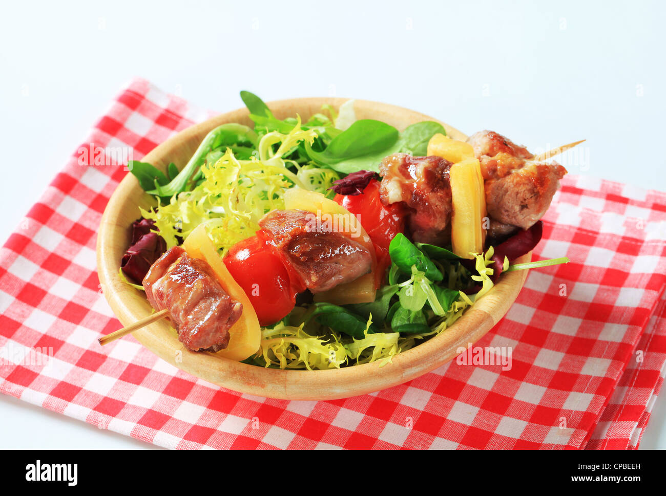 Gegrilltes Schweinefleisch-Spieß und Frühling Salat-mix Stockfoto