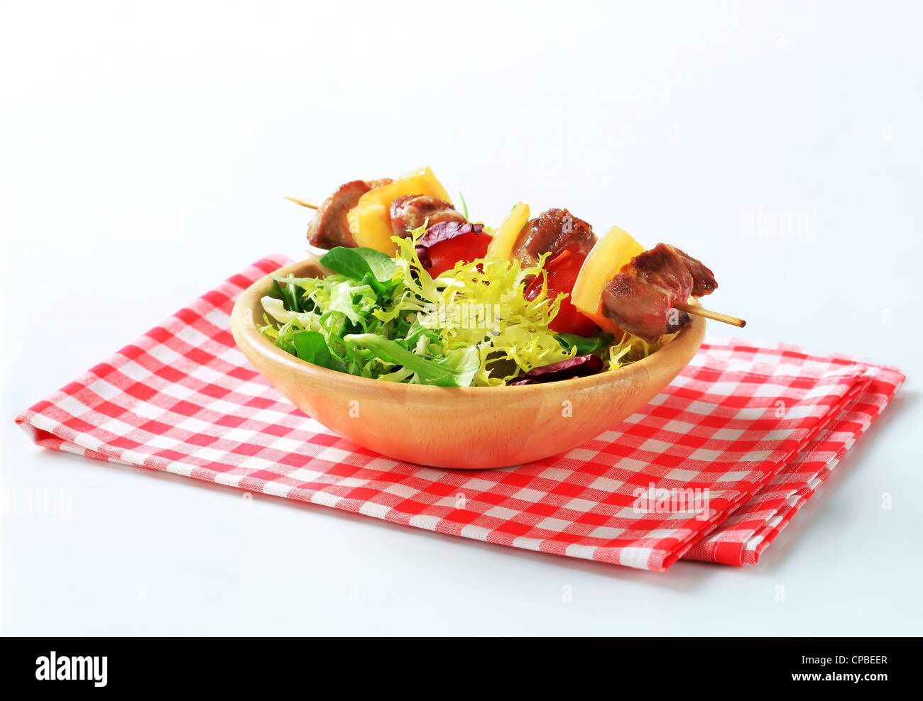 Gegrilltes Schweinefleisch-Spieß und Frühling Salat-mix Stockfoto