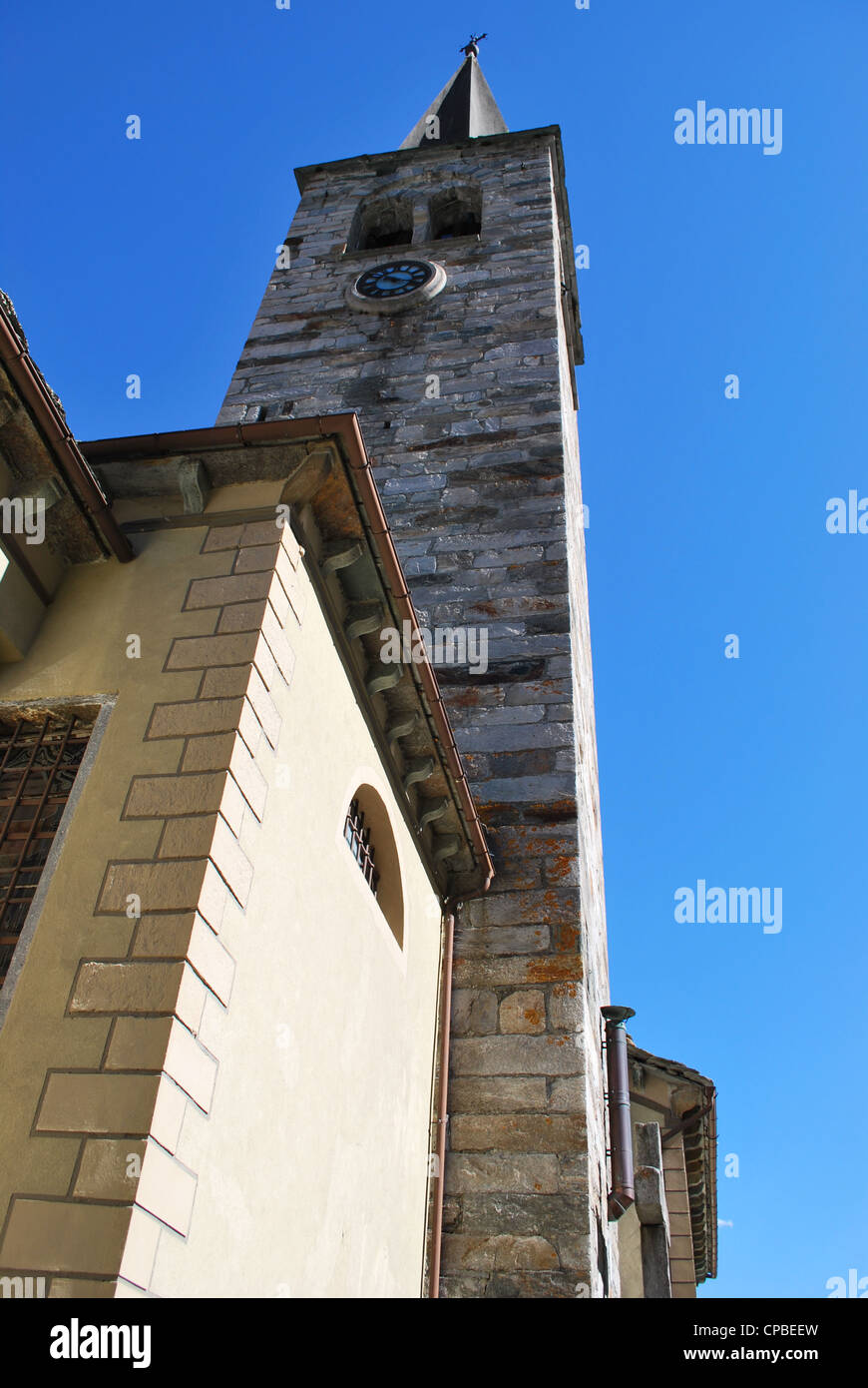 Kleine Kirche und Turm Glocke in Alagna Dorf auf Alpen, Piemont, Italien Stockfoto