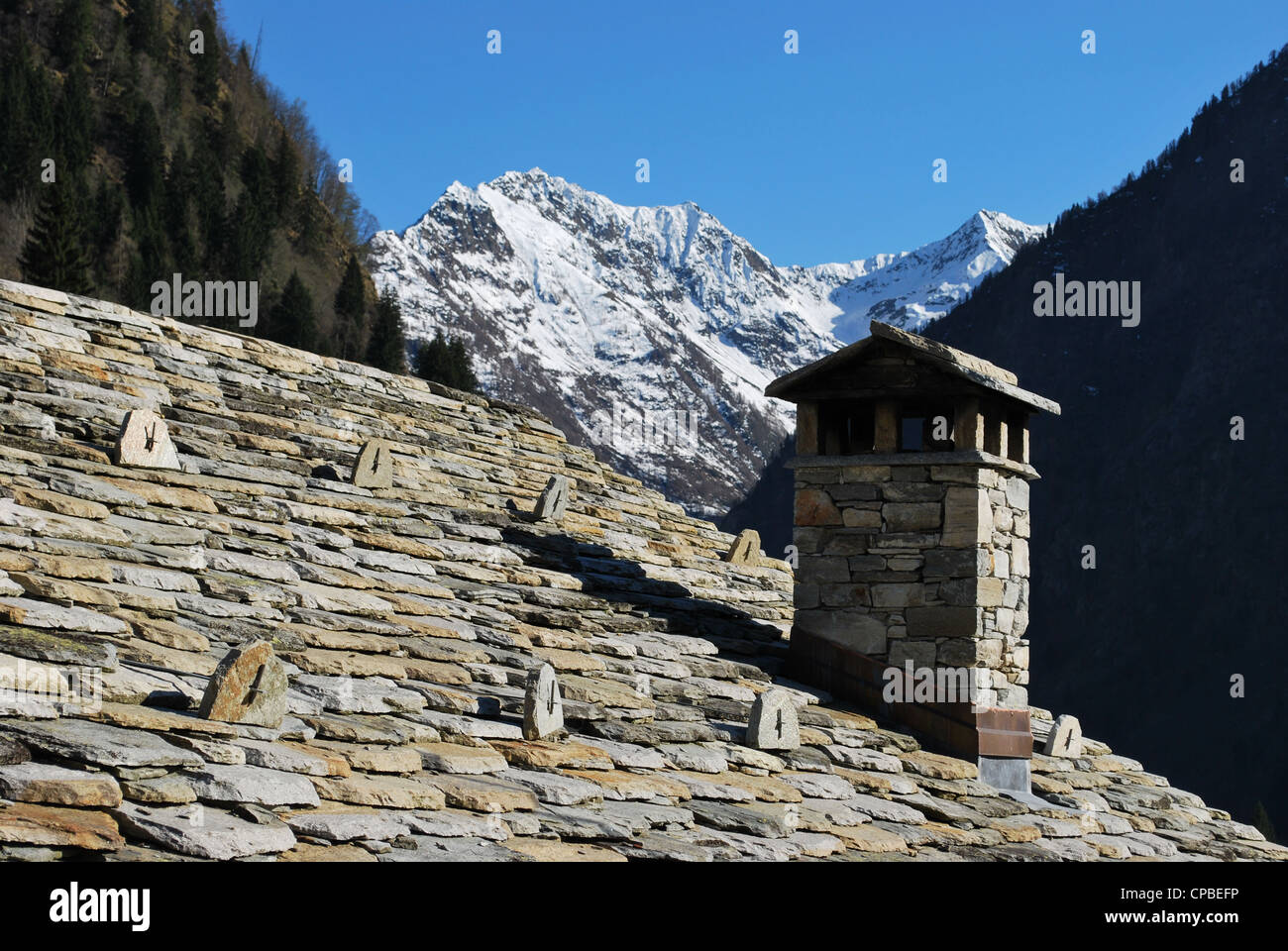 Stein-Dach auf typische Teilveranstaltungen Holzchalet auf Alpen Berge, Alagna Dorf, Piemont, Italien Stockfoto