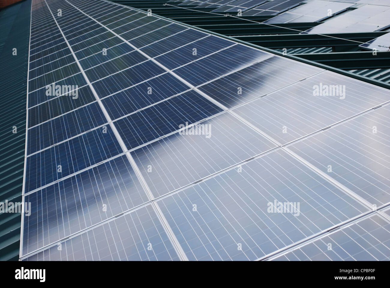 Sonnenkollektoren auf dem Dach für ökologische Energie Stockfoto