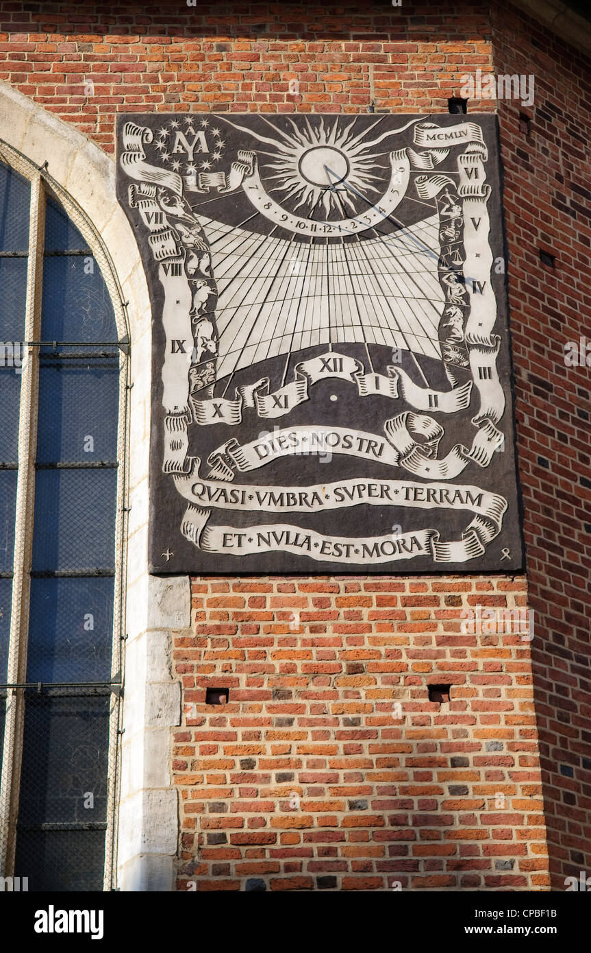 Sonnenuhr an der Seitenwand Mariacki Basilika, Krakau, Polen. Stockfoto