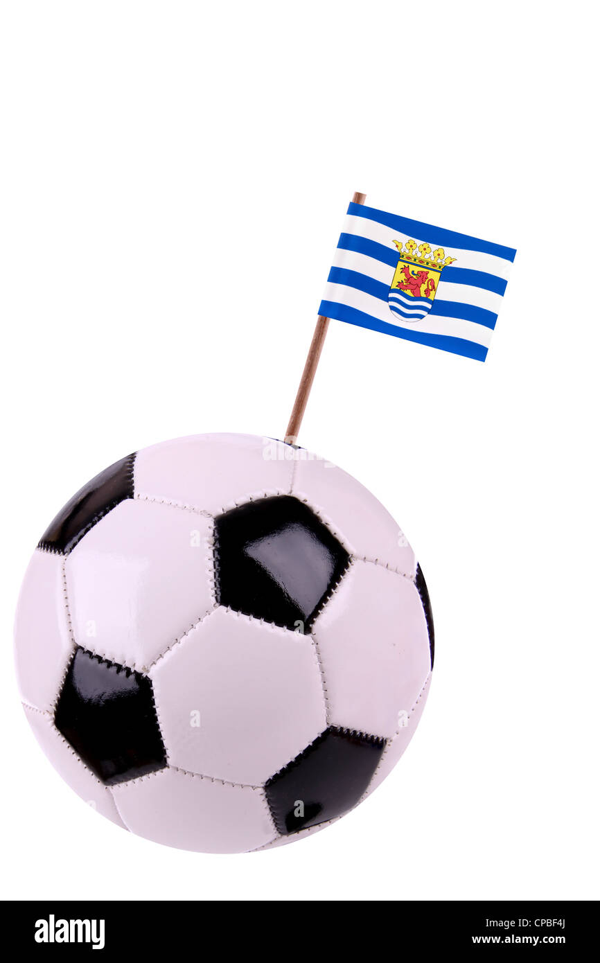 Soccerball oder Fußball verziert mit einer kleinen Nationalflagge auf einem toothstick Stockfoto