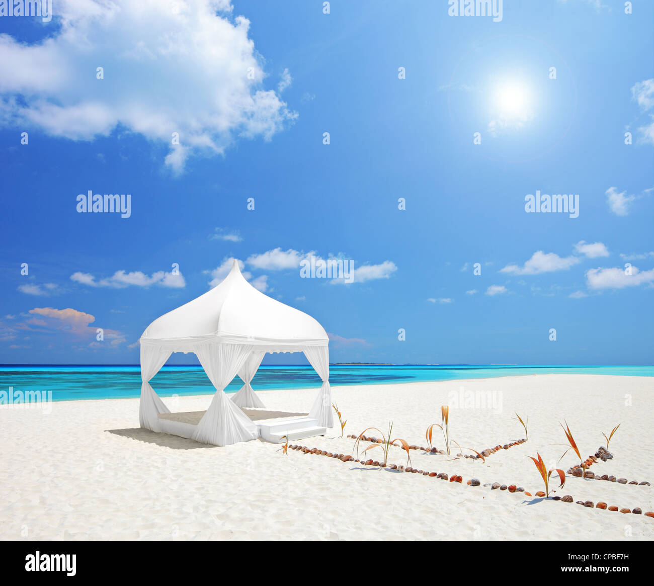 Ein Blick auf ein Hochzeitszelt an einem Strand in Malediven Insel Stockfoto