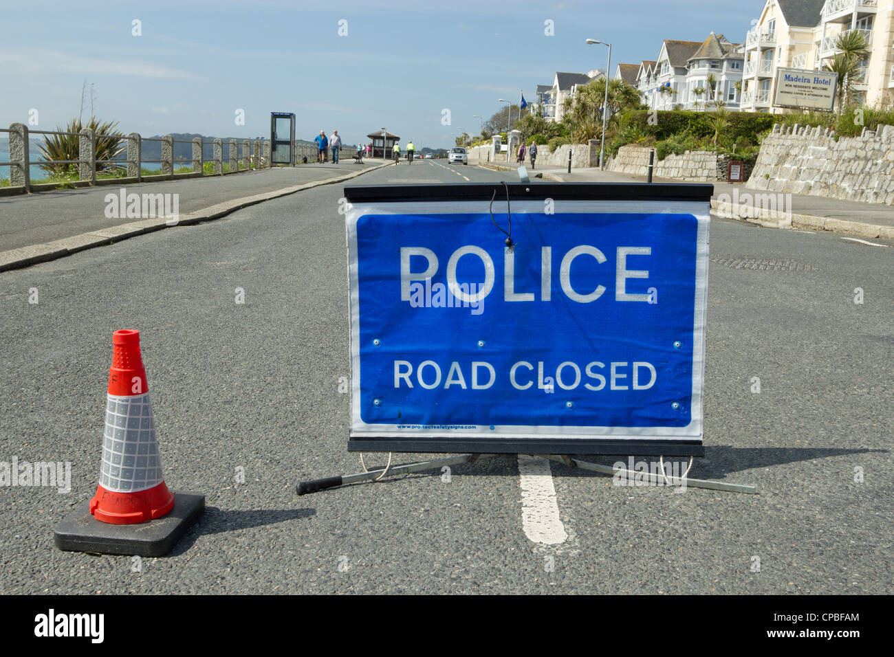 Blaue britische Polizei Straße geschlossen Schild, Cliff Road Falmouth Cornwall UK Stockfoto