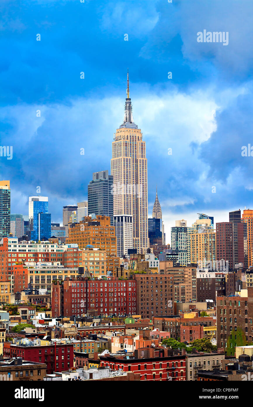 Senken Sie Manhattan New York City (Big Apple), Skyline an bewölkten Tag. Blick auf das Empire State Building und Chrysler building. Stockfoto