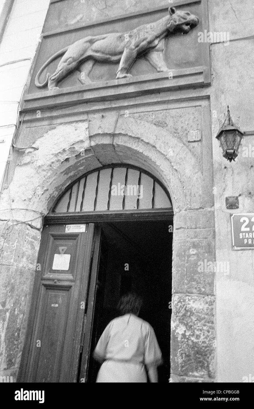Eingang zum berühmten Pub 'U Zlateho Tigra"("In "golden Tiger").  Prag - Tschechische Hauptstadt im letzten Jahrzehnt des Kommunismus Regime. Foto im Jahr 1987. Jahr. Stockfoto