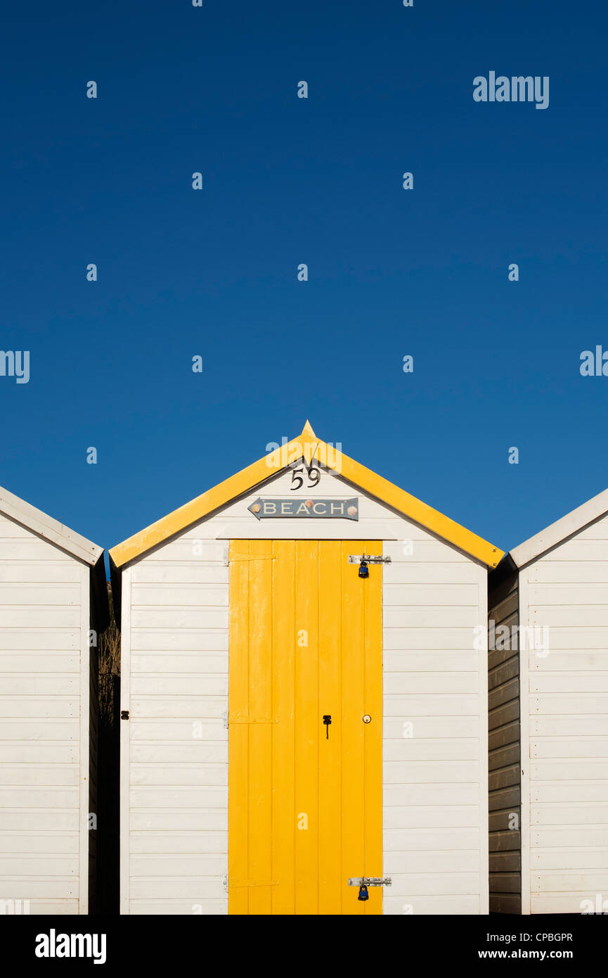 Farbige gelbe Strandhütte gegen blauen Himmel. Goodrington, Paignton, Devon, England Stockfoto