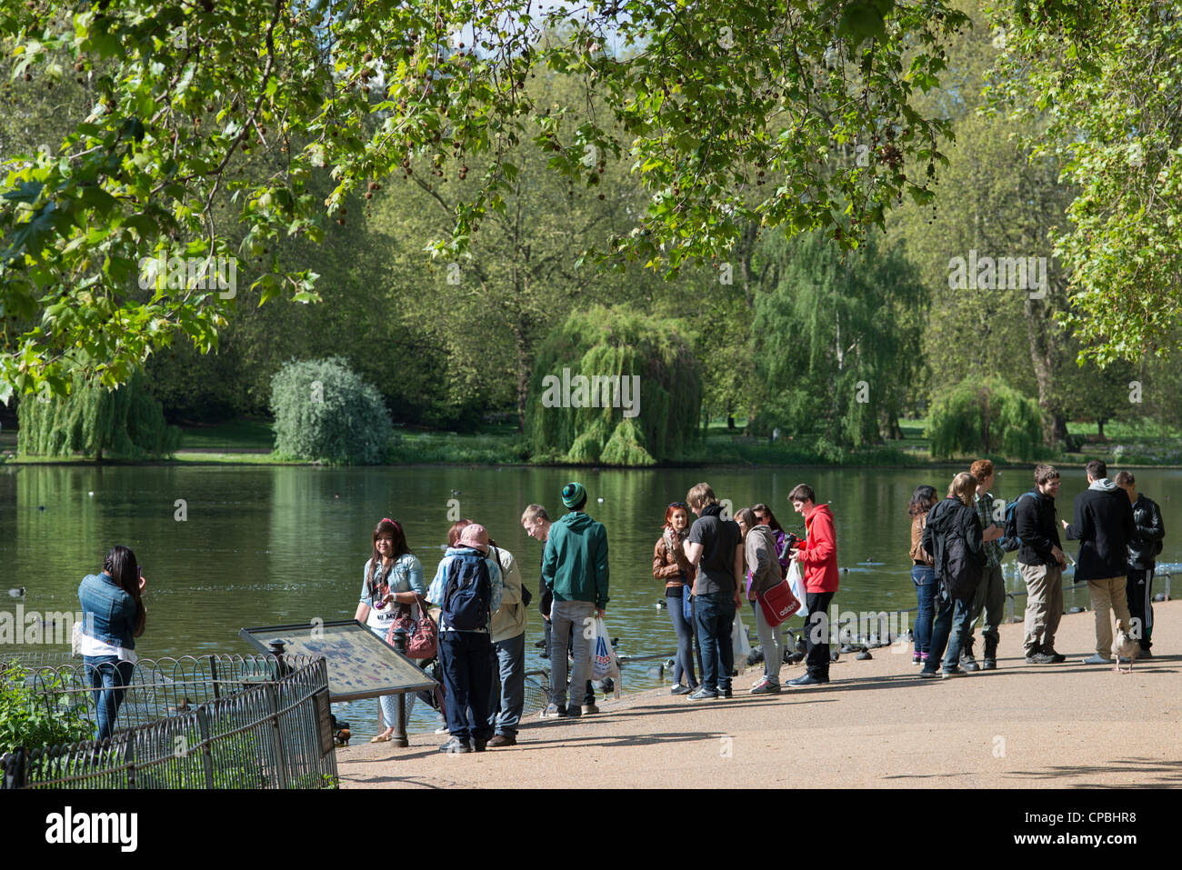 Menschen, die von St James Park See, London, England. Stockfoto
