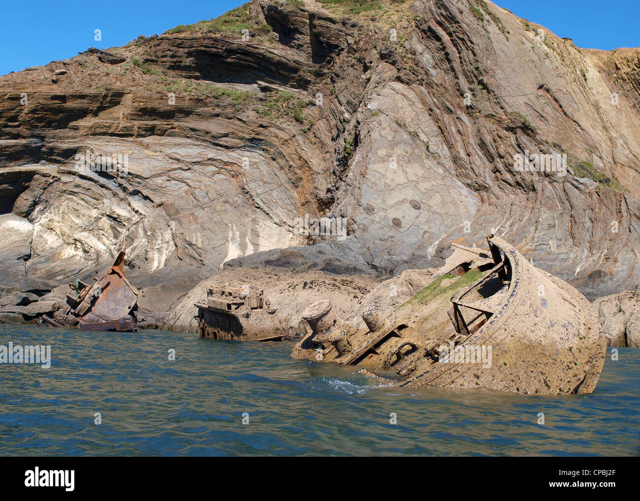 Rostende Wrack eines Fischerbootes auf Felsen, Pembrokeshire Coast National Park Stockfoto