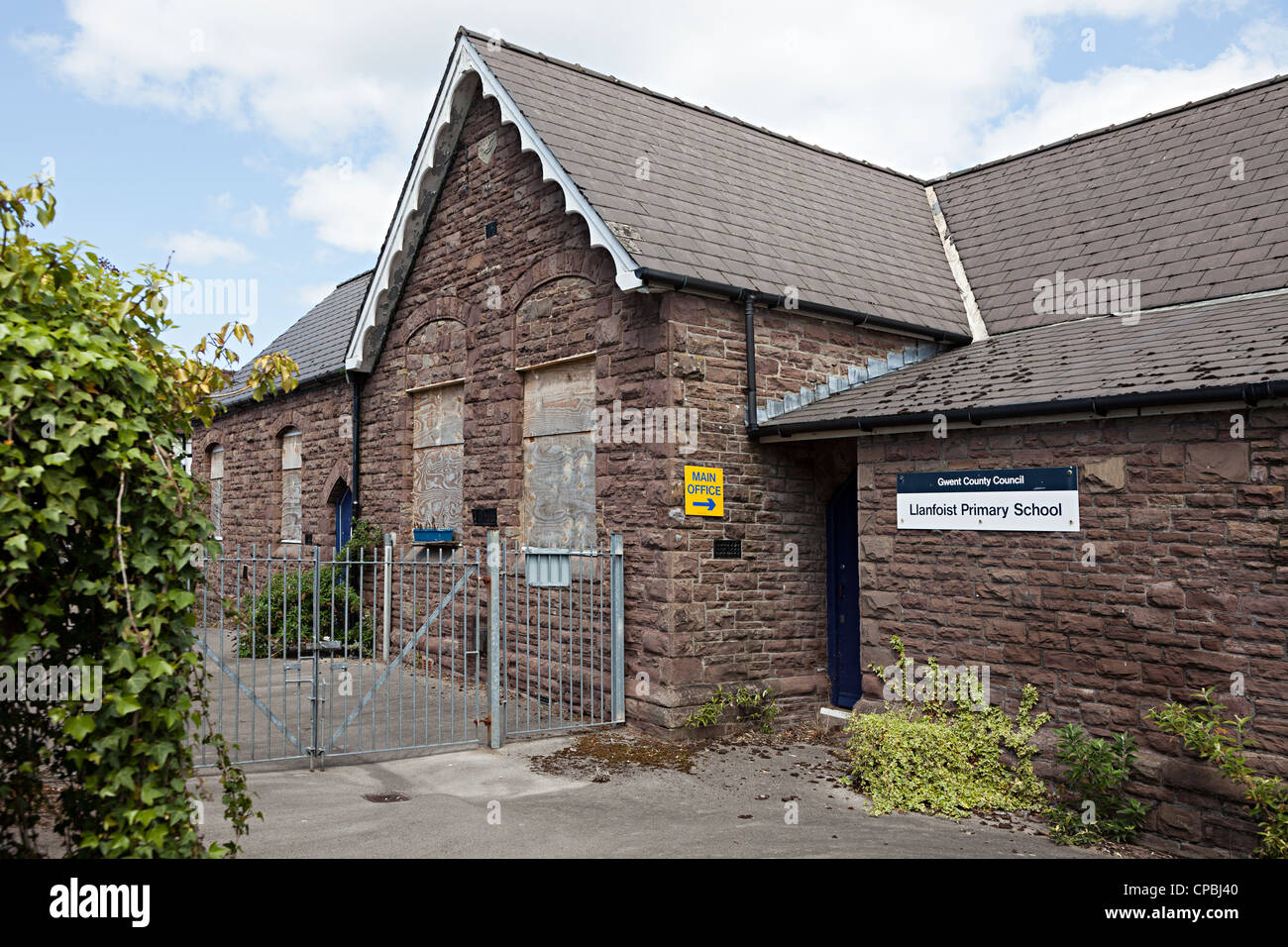 Geschlossene und bestiegen, Grundschule im Dorf Llanfoist, Wales, UK Stockfoto