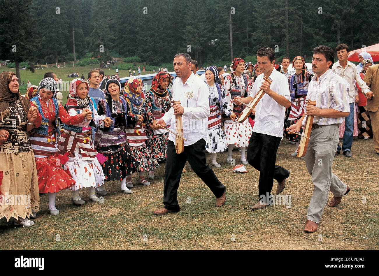 Highlander Frauen tanzen in ihren traditionellen Trachten in Kadirga Highland Festival Zigana Bergen Trabzon Türkei Stockfoto