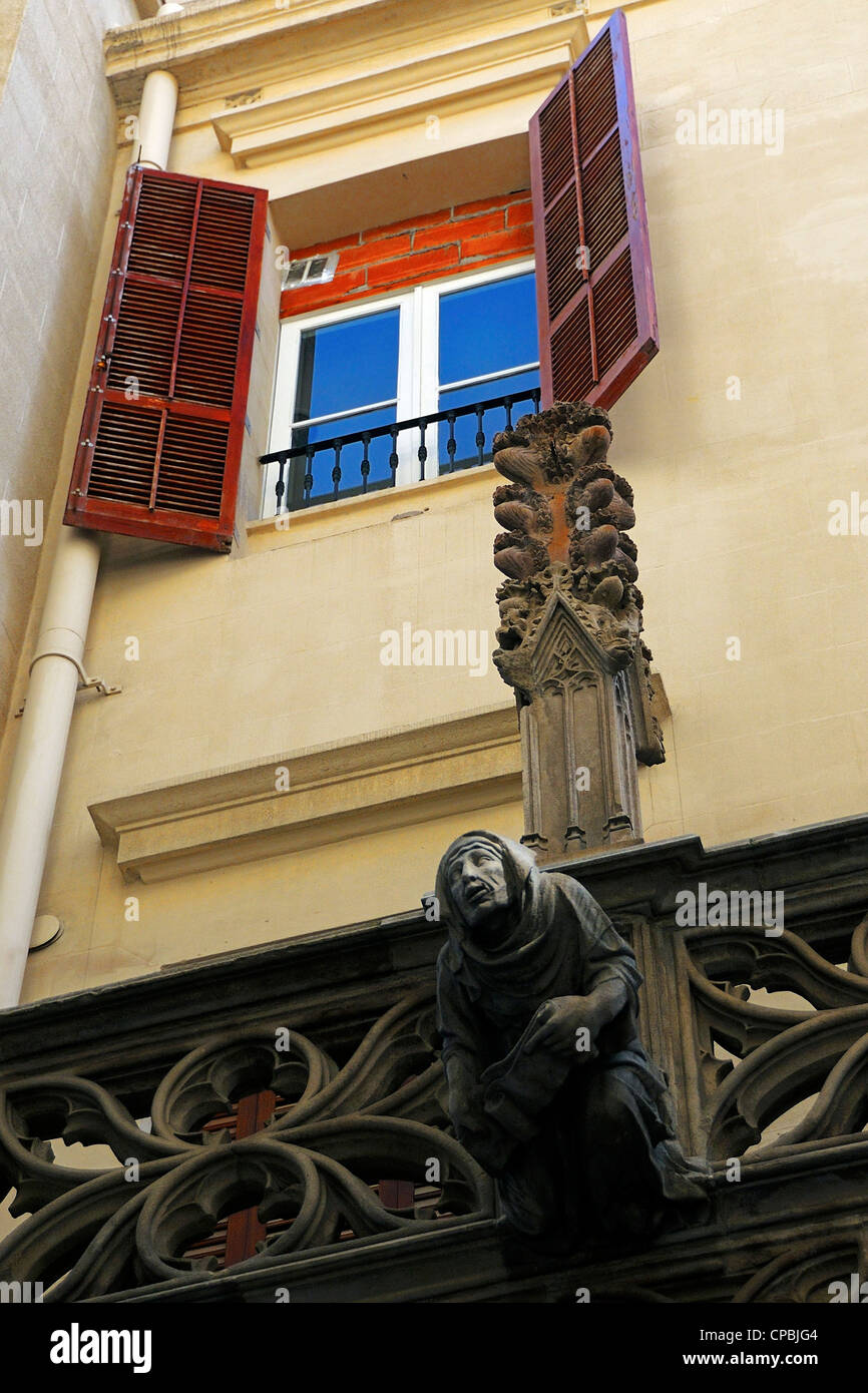 Eine der Skulpturen auf der Seufzerbrücke im gotischen Viertel von Barcelona, Barcelona, Spanien. Stockfoto