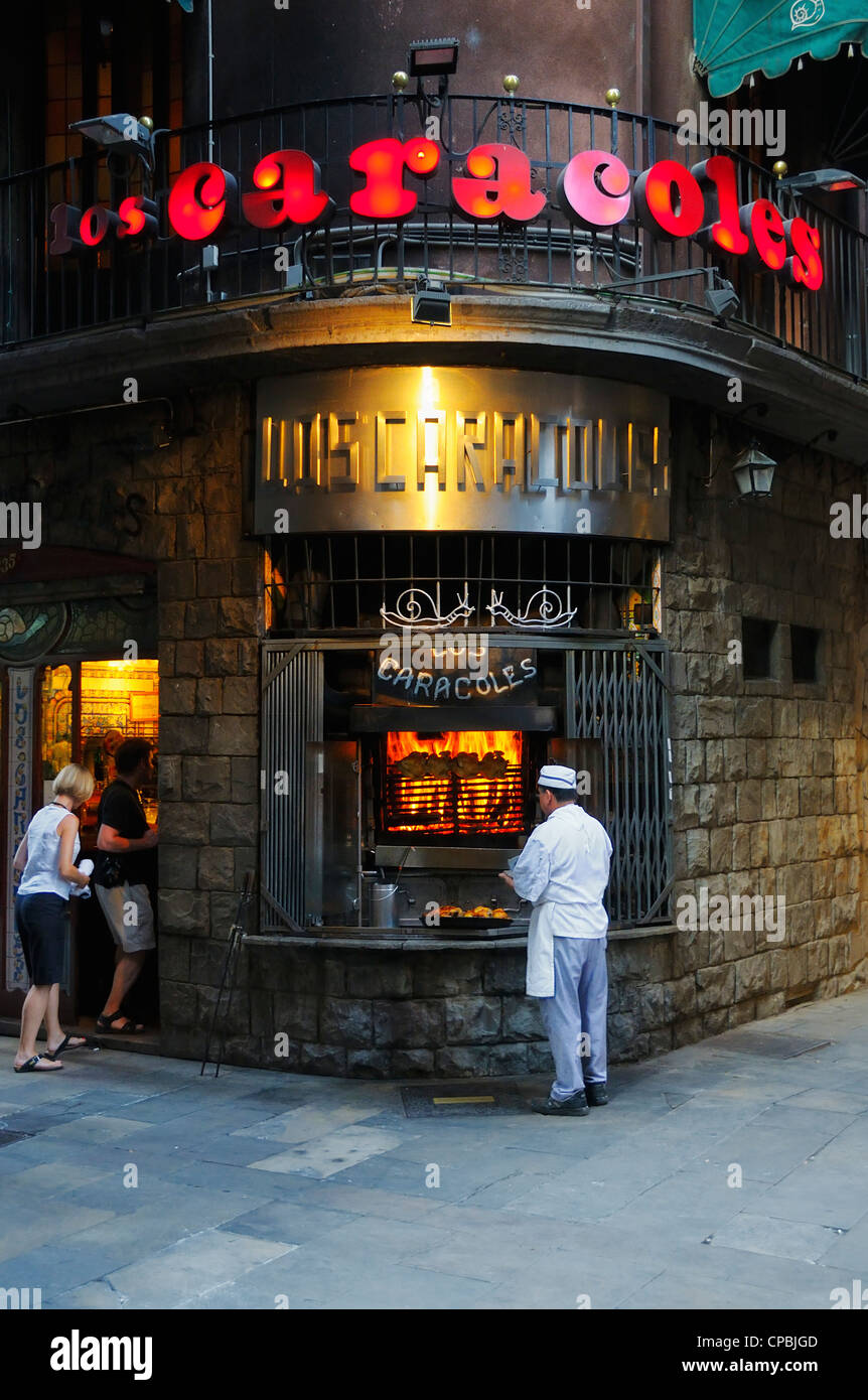 Outdoor-Grill im Restaurant Caracoles im Barri Gotic (gotisches Viertel), Barcelona, Spanien. Stockfoto
