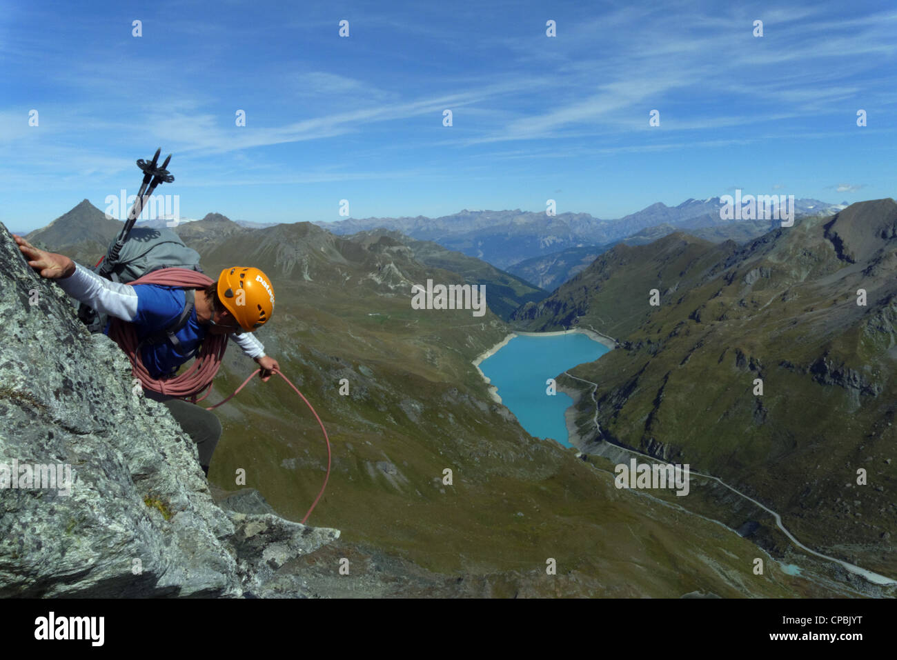 Ein Bergsteiger absteigend einen steilen Abschnitt auf der Couronne de Briona in der Schweiz Stockfoto