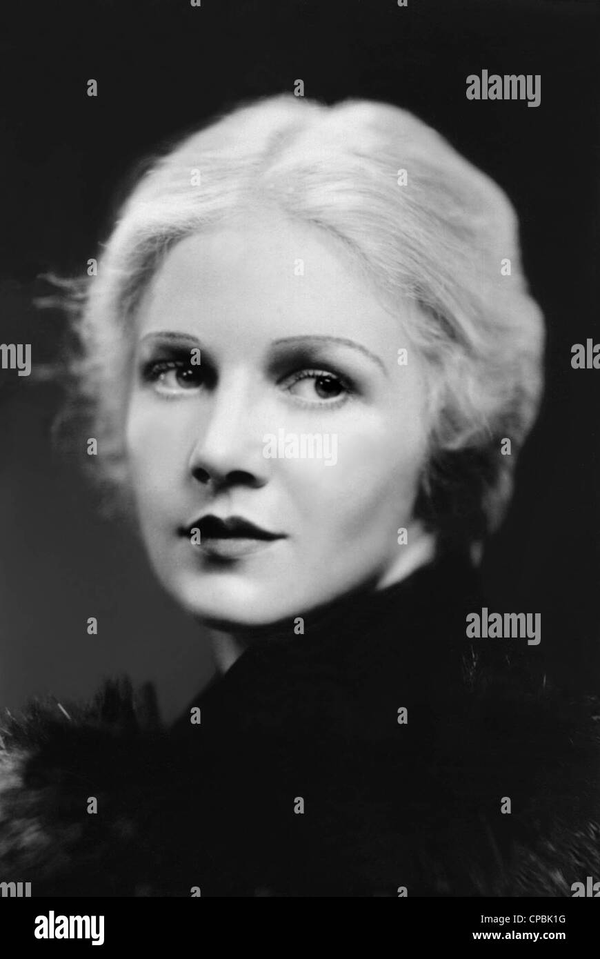 Schwarz / weiss Portrait der Schauspielerin Ann Harding in Los Angeles im Jahr 1936 übernommen. Sie lächelt in die Kamera. Stockfoto