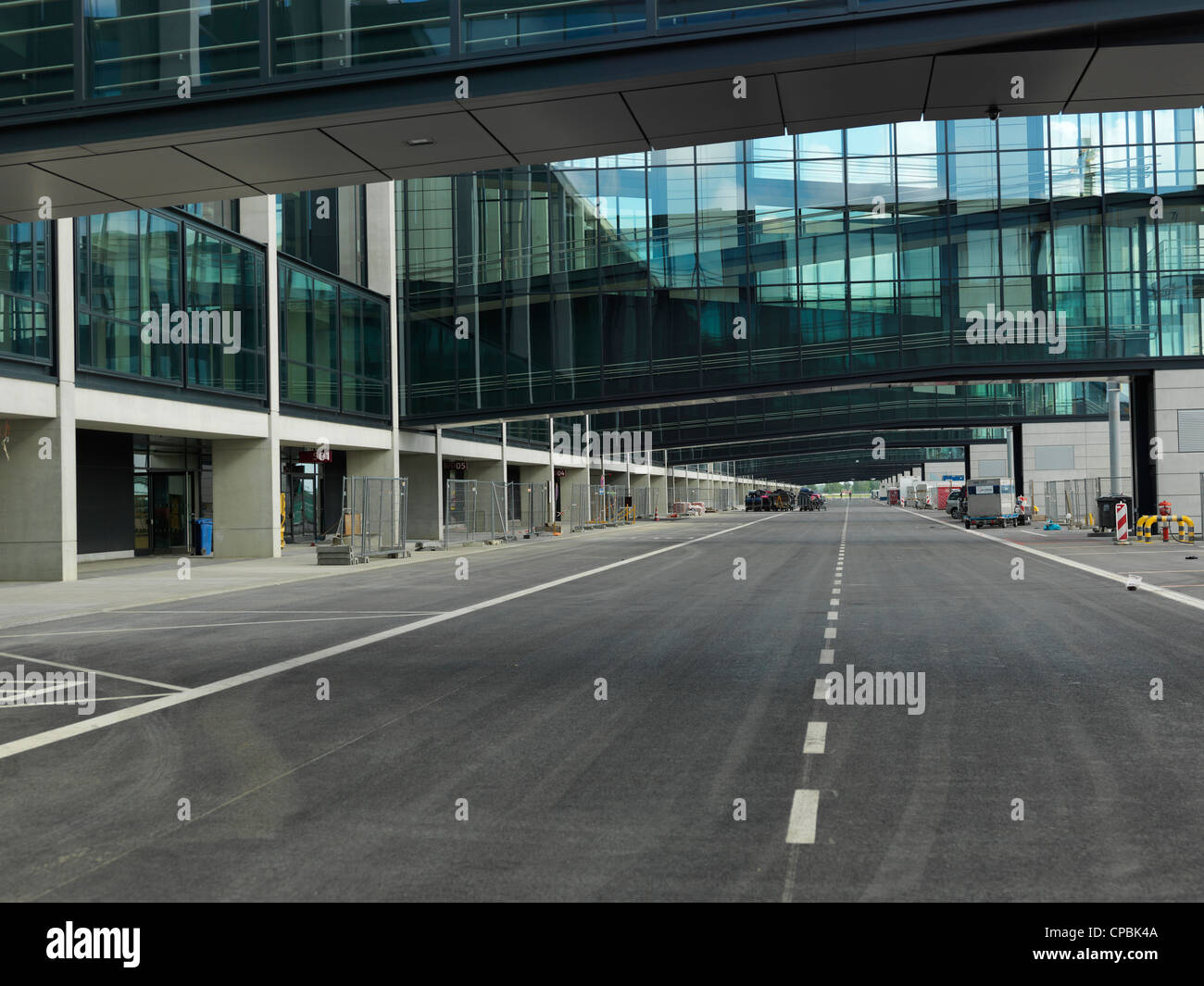 Tore des neuen Flughafen Berlin-Brandenburg. Hohe Auflösung-Hasselblad erschossen.  Passagier Luft über Lane Gehwege. Stockfoto