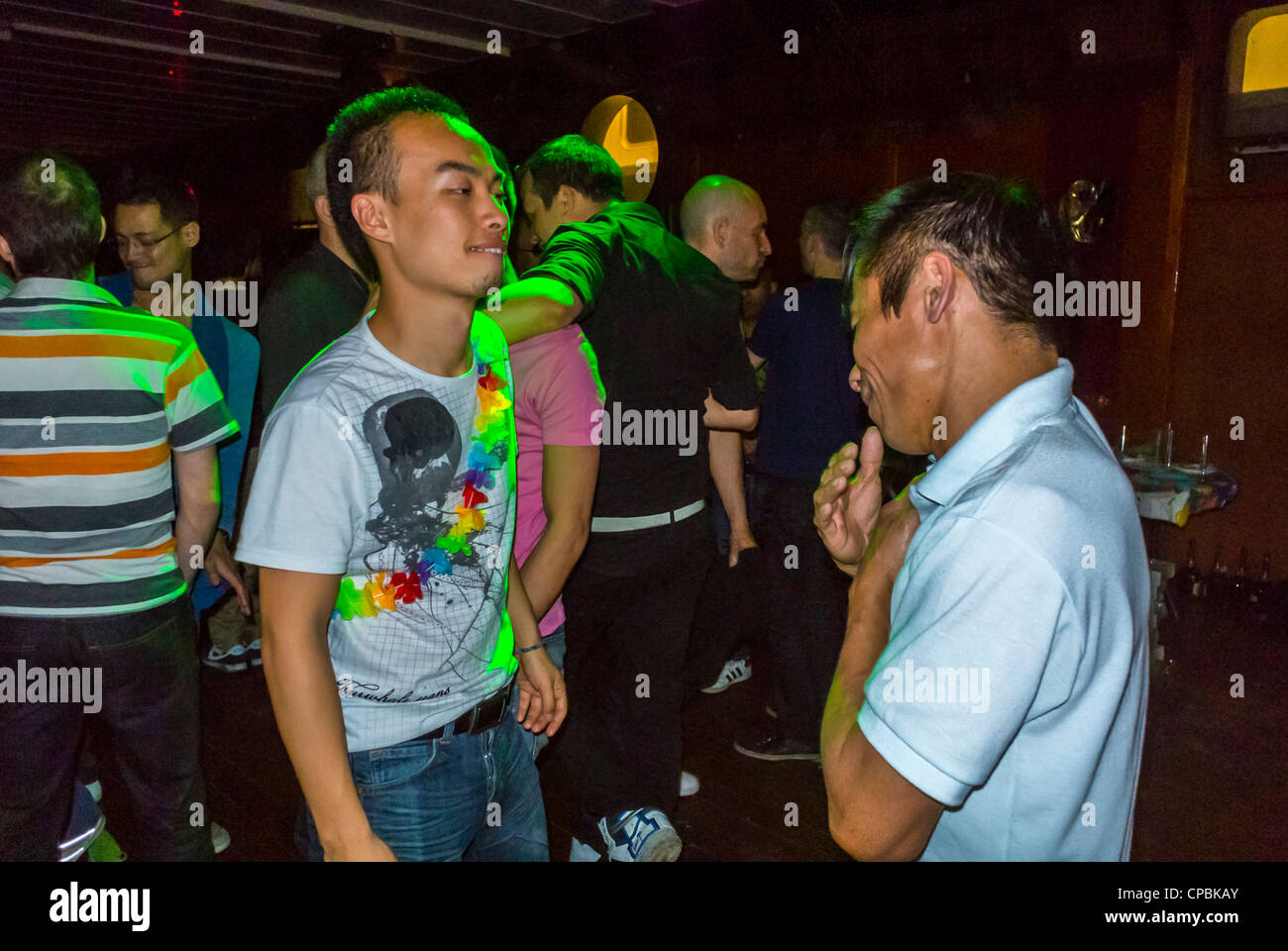 Paris, Frankreich, French Asian Gay Association Geburtstagsparty auf dem Boot, 'Long Yang Club', Gruppenpaare tanzen auf Tanzfläche, Nacht, Tanzfläche Stockfoto