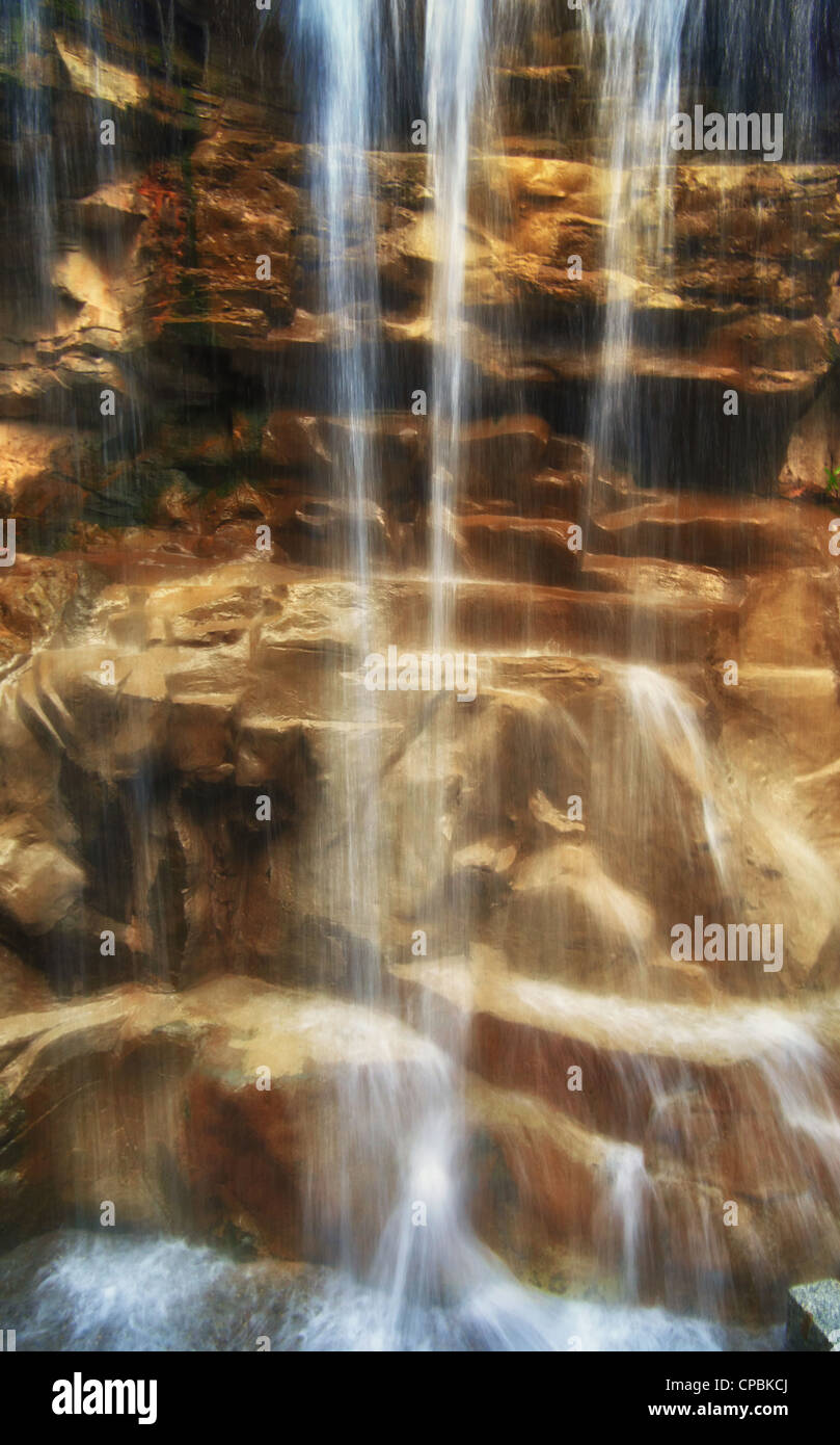 Wasserfall Kaskade kommt über Felsstufen Stockfoto