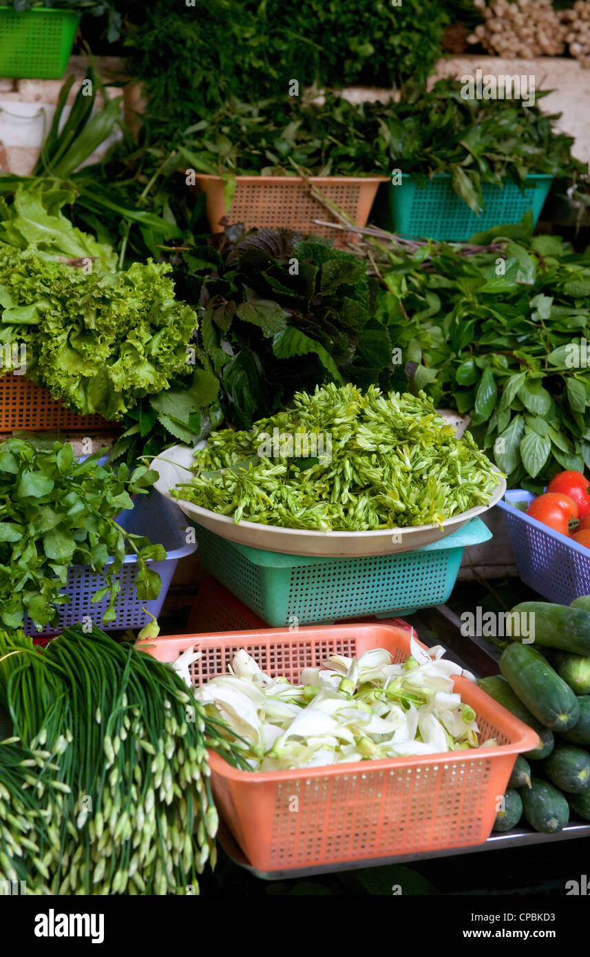 frisches Obst und Gemüse zum Verkauf an diesem Marktstand Stockfoto