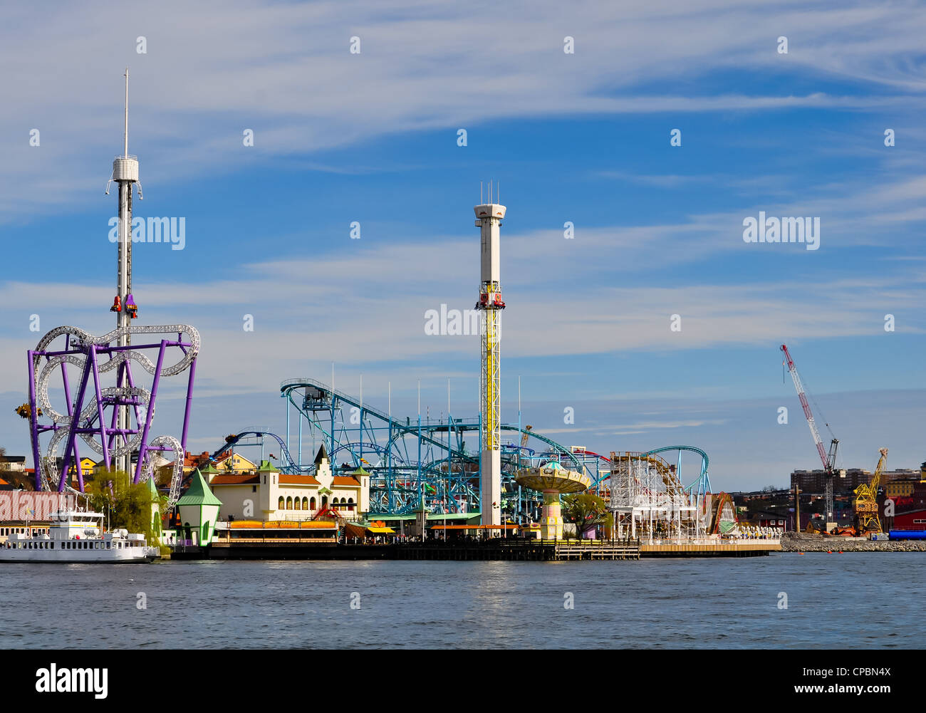 Vergnügungspark mit bunten Attraktionen an der Waterfront in Stockholm, Schweden Stockfoto