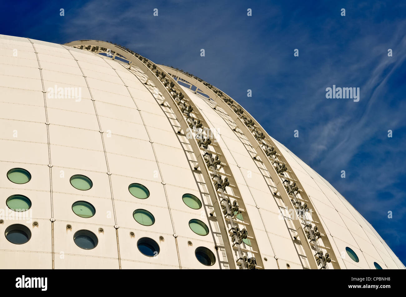 sphärische Gebäude mit wettert gegen blauen Himmel Stockfoto