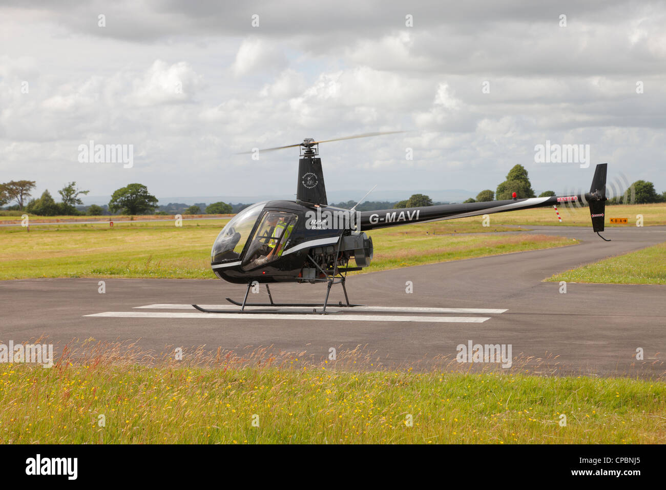 Robinson R22 Beta leichte Transporthubschrauber auf dem Landeplatz am Flughafen Carlisle, Cumbria UK Stockfoto