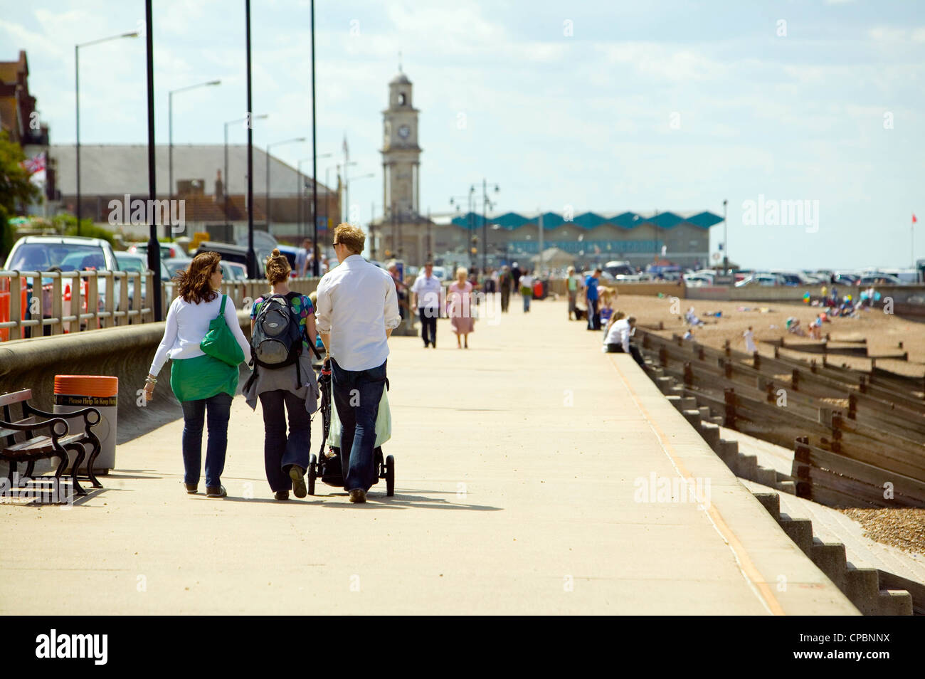 Ansicht der Clocktower, Strand, Familien und Badegäste genießen Herne Bay Kent England UK Stockfoto