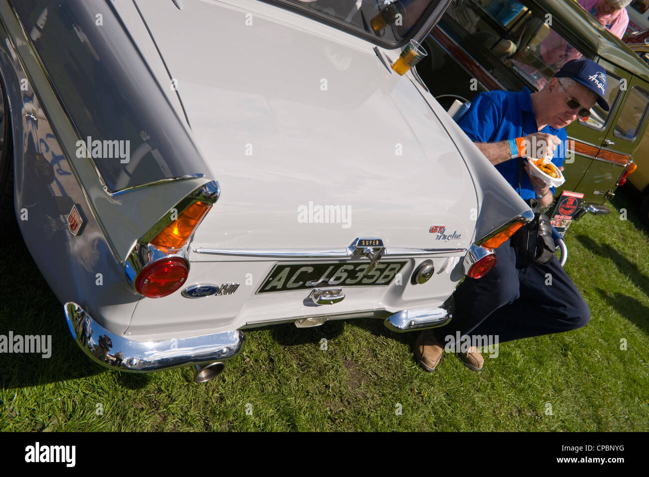 Mann mit seinem Ford Anglia 1500 GT in der Märsche Transport Festival Ausstellung von Oldtimer und klassische Autos auf der Messe in Ludlow Food Frühlingsfest Stockfoto