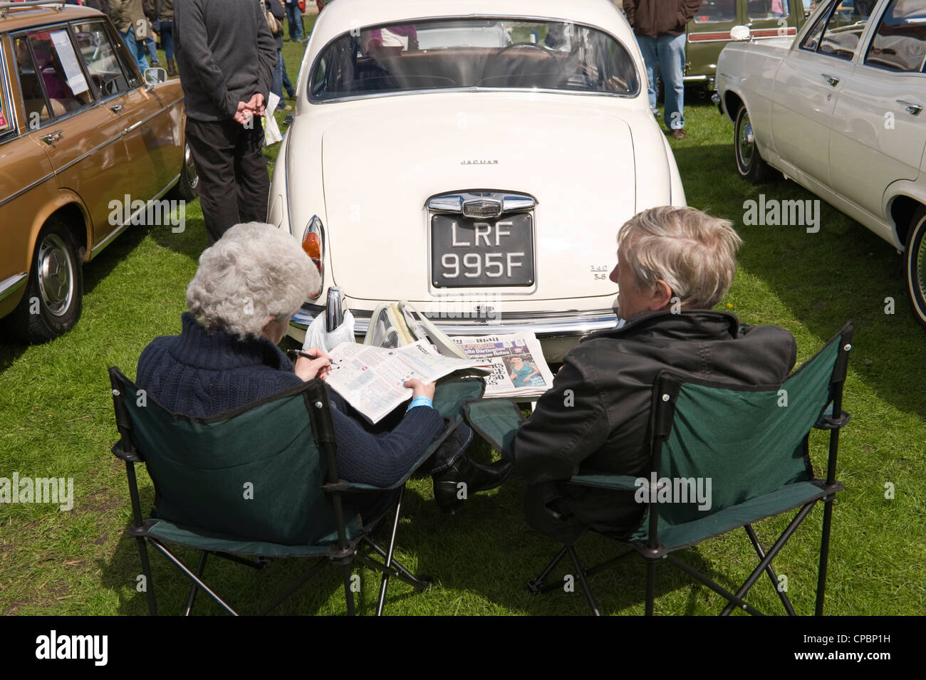 Enthusiasten mit ihren Jaguar-Limousine auf der Märsche Transport Festival Ausstellung der Oldtimer und klassische Autos auf der Messe in Ludlow Food Frühlingsfest Stockfoto