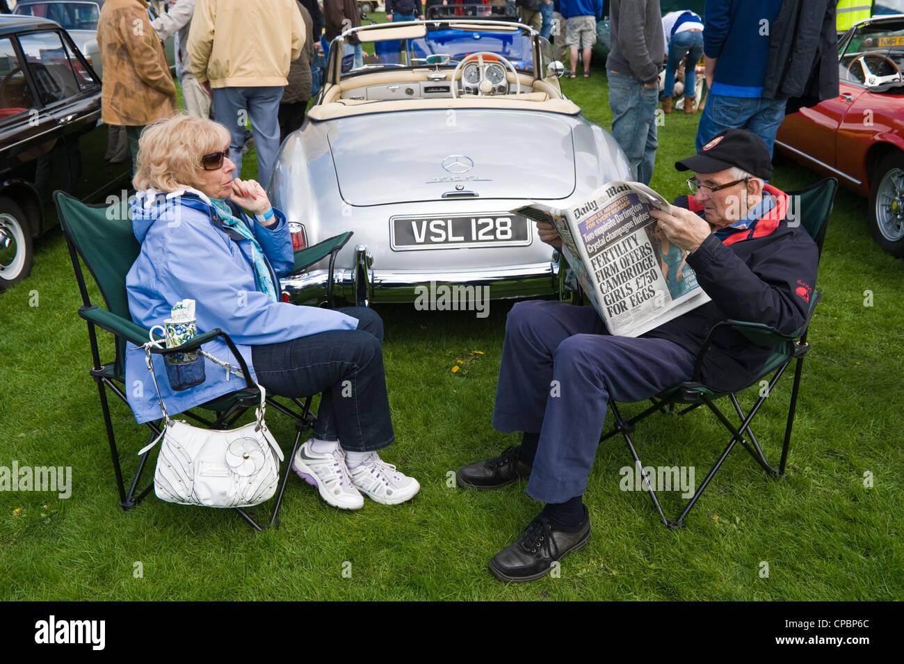 Enthusiasten mit ihren Mercedes 190SL Cabrio-Sportwagen auf der Märsche Transport Festival Ausstellung der Oldtimer und klassische Autos auf der Messe in Ludlow Food Frühlingsfest Stockfoto
