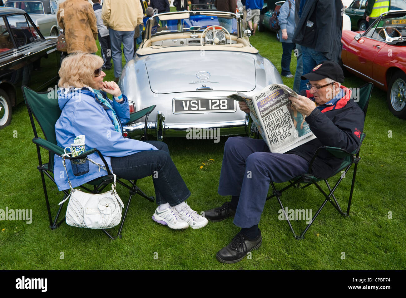 Enthusiasten mit ihren Mercedes 190SL Cabrio-Sportwagen auf der Märsche Transport Festival Ausstellung der Oldtimer und klassische Autos auf der Messe in Ludlow Food Frühlingsfest Stockfoto