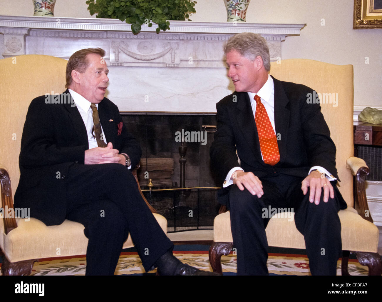 US-Präsident Bill Clinton tschechischen Präsidenten Vaclav Havel im Oval Office des weißen Hauses 16. September 1998 in Washington, DC trifft. Stockfoto