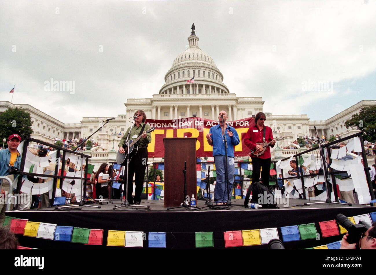 Sänger Michael Stipe, Gitarrist Peter Buck und Mike Mills von REM führen bei der Rallye für Tibet auf dem US Capitol 15. Juni 1998 in Washington, DC. Tibetisch-Amerikaner zusammen mit Hunderten von Fans versammelt, um Chinas Politik gegenüber Tibet zu protestieren. Stockfoto